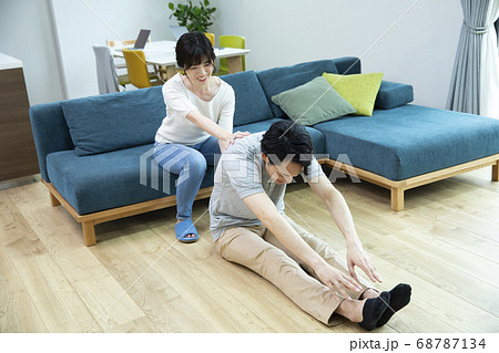 マッサージするカップル 68787134