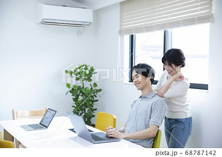 マッサージするカップル 68787142