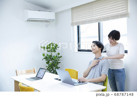 マッサージするカップル マッサージするカップル 68787148