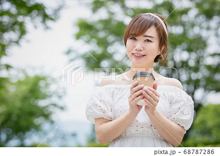 公園でホットドリンクを飲むアジア人女性 68787286
