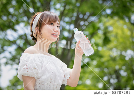 ペットボトルの水を飲む女性 68787295
