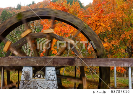 岐阜県飛騨そばの里荘川の水車と紅葉 68787316