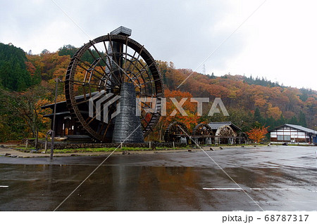岐阜県飛騨そばの里荘川の五連水車と紅葉 68787317