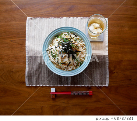 テーブルに置かれた、夏にぴったりの冷たいおろし納豆うどんと麦茶 テーブルに置かれた、夏にぴったりの冷たいおろし納豆うどんと麦茶 68787831