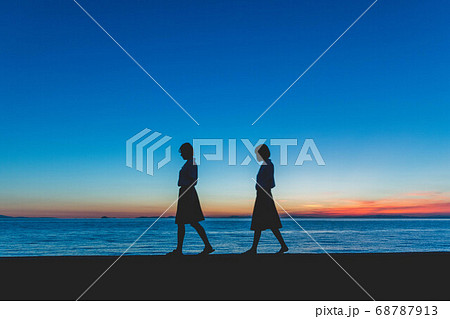 夕暮れの海にいる女子高生 68787913