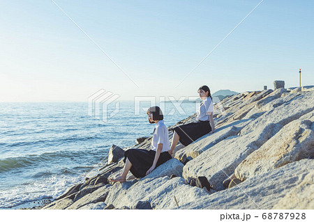夕暮れの海にいる女子高生 68787928