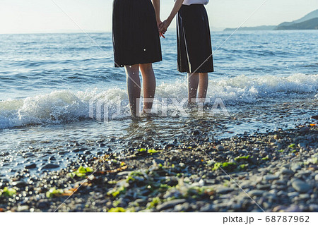 夕暮れの海にいる女子高生 夕暮れの海にいる女子高生 68787962