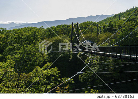 吊り橋と山の風景 栃木県那須町のつつじ吊橋 の写真素材