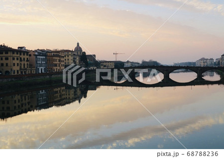 水面に映るイタリアのオレンジの夕暮れの風景 水面に映るイタリアのオレンジの夕暮れの風景 68788236