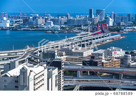 《兵庫県》神戸市中心街・三宮からポートアイランドをのぞむ 68788589