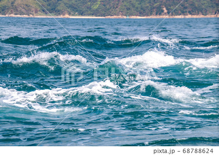 瀬戸内海・来島海峡の荒々しい潮流　愛媛県今治市 68788624