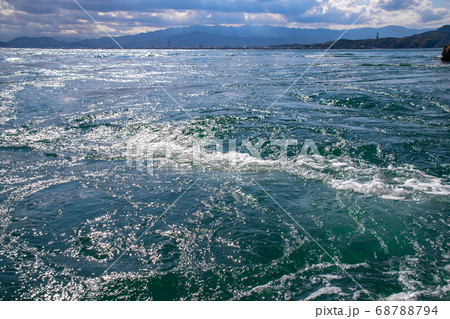 瀬戸内海・来島海峡の荒々しい潮流の海面 愛媛県今治市 瀬戸内海・来島海峡の荒々しい潮流の海面 愛媛県今治市 68788794