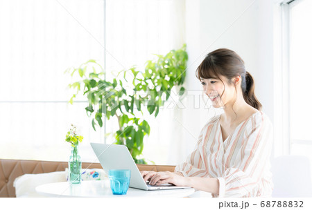 テレワークをする女性 68788832