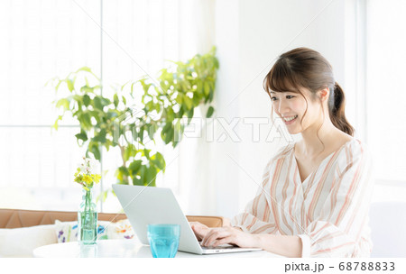 テレワークをする女性 テレワークをする女性 68788833