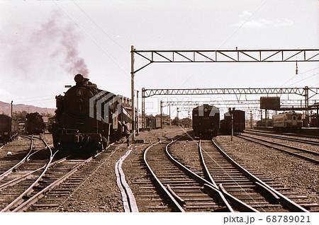 昭和44年 美唄鉄道4号機と国鉄D51 美唄駅 北海道 昭和44年 美唄鉄道4号機と国鉄D51 美唄駅 北海道 68789021