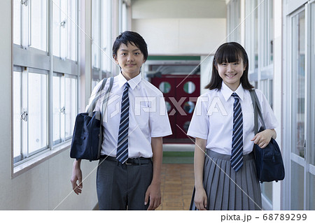 廊下に並んで立つ中学生 廊下に並んで立つ中学生 68789299