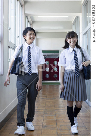 廊下を並んで歩く中学生 廊下を並んで歩く中学生 68789303