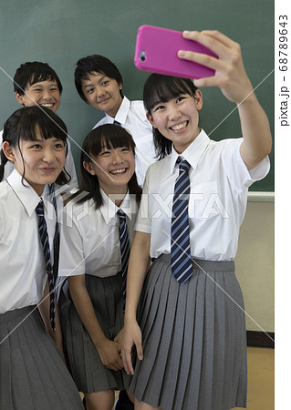 セルフィーで写真を撮る中学生 セルフィーで写真を撮る中学生 68789643