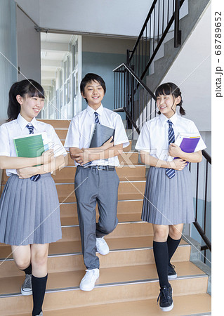 階段を降りる中学生 階段を降りる中学生 68789652