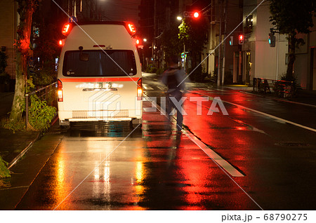 雨の降る深夜の救急車 68790275