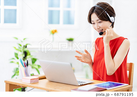 ビデオチャットをする女性 68791195