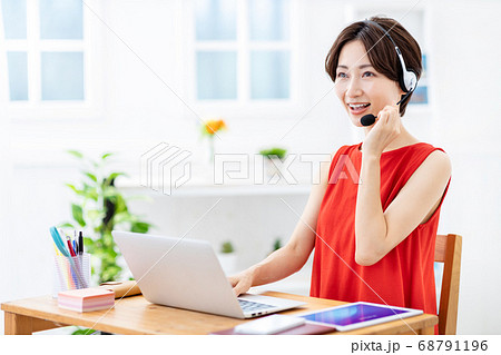 ビデオチャットをする女性 ビデオチャットをする女性 68791196