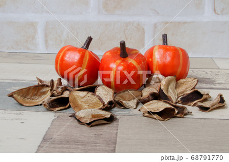 自然、落ち葉、枯れ葉、秋、木の実、落葉、かぼちゃ、パンプキン 68791770