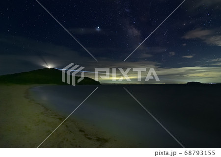 暗く沈む空に輝く星と海 68793155
