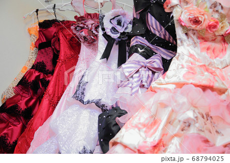 ブライダル向けのカラードレス 68794025