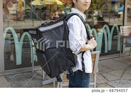 フードデリバリーのアルバイトをする男性 68794057