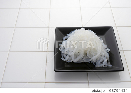 低カロリーで食物繊維たっぷりのヘルシーな糸こんにゃく（しらたき） 68794434