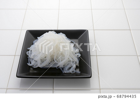 低カロリーで食物繊維たっぷりのヘルシーな糸こんにゃく(しらたき) 低カロリーで食物繊維たっぷりのヘルシーな糸こんにゃく(しらたき) 68794435