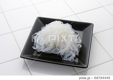 低カロリーで食物繊維たっぷりのヘルシーな糸こんにゃく(しらたき) 低カロリーで食物繊維たっぷりのヘルシーな糸こんにゃく(しらたき) 68794440