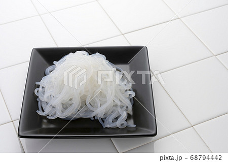 低カロリーで食物繊維たっぷりのヘルシーな糸こんにゃく しらたき の写真素材