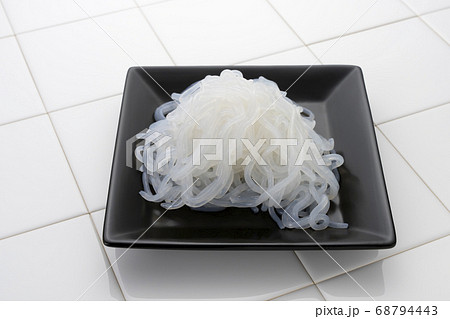 低カロリーで食物繊維たっぷりのヘルシーな糸こんにゃく しらたき の写真素材