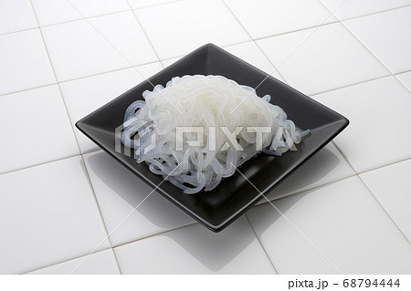 低カロリーで食物繊維たっぷりのヘルシーな糸こんにゃく しらたき の写真素材