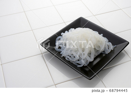 低カロリーで食物繊維たっぷりのヘルシーな糸こんにゃく しらたき の写真素材