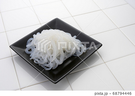 低カロリーで食物繊維たっぷりのヘルシーな糸こんにゃく（しらたき） 68794446