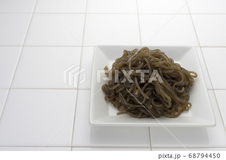 低カロリーで食物繊維たっぷりのヘルシーな糸こんにゃく(黒糸コン) 低カロリーで食物繊維たっぷりのヘルシーな糸こんにゃく(黒糸コン) 68794450