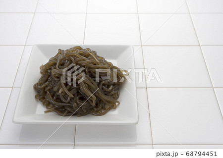 低カロリーで食物繊維たっぷりのヘルシーな糸こんにゃく(黒糸コン) 低カロリーで食物繊維たっぷりのヘルシーな糸こんにゃく(黒糸コン) 68794451