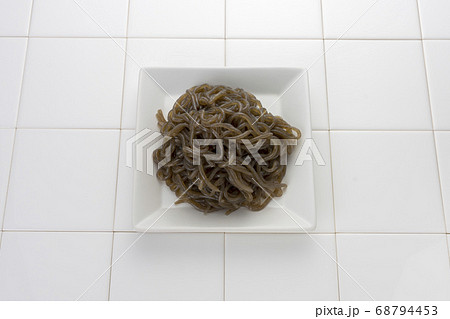 低カロリーで食物繊維たっぷりのヘルシーな糸こんにゃく(黒糸コン) 低カロリーで食物繊維たっぷりのヘルシーな糸こんにゃく(黒糸コン) 68794453