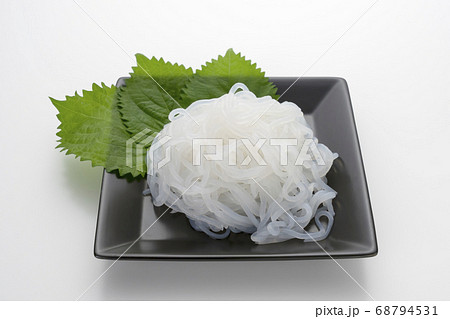 低カロリーで食物繊維たっぷりのヘルシーな糸こんにゃく(しらたき) 低カロリーで食物繊維たっぷりのヘルシーな糸こんにゃく(しらたき) 68794531