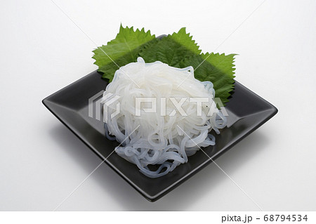 低カロリーで食物繊維たっぷりのヘルシーな糸こんにゃく しらたき の写真素材