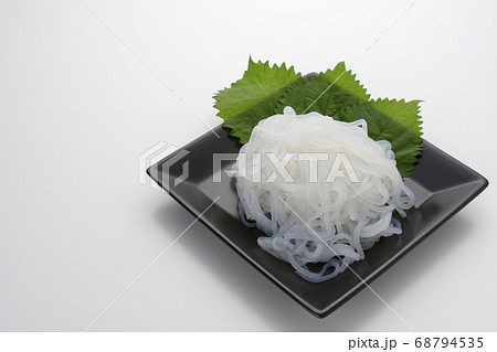 低カロリーで食物繊維たっぷりのヘルシーな糸こんにゃく（しらたき） 68794535