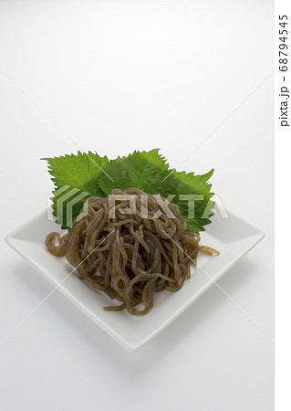 低カロリーで食物繊維たっぷりのヘルシーな糸こんにゃく(黒糸コン) 低カロリーで食物繊維たっぷりのヘルシーな糸こんにゃく(黒糸コン) 68794545