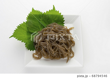 低カロリーで食物繊維たっぷりのヘルシーな糸こんにゃく（黒糸コン） 68794546