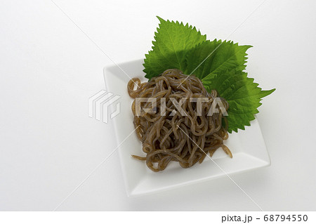 低カロリーで食物繊維たっぷりのヘルシーな糸こんにゃく(黒糸コン) 低カロリーで食物繊維たっぷりのヘルシーな糸こんにゃく(黒糸コン) 68794550