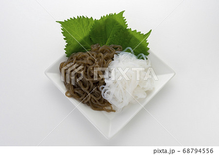 低カロリーで食物繊維たっぷりのヘルシーな糸こんにゃく(黒糸コンとしらたき) 低カロリーで食物繊維たっぷりのヘルシーな糸こんにゃく(黒糸コンとしらたき) 68794556