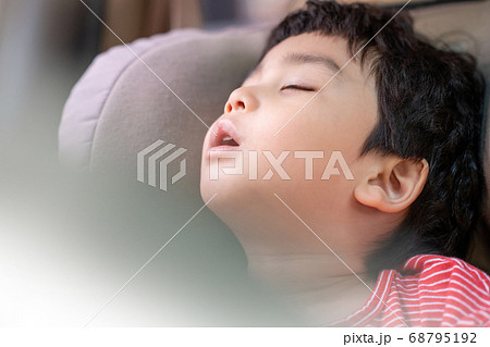 男の子 昼寝 睡眠 68795192