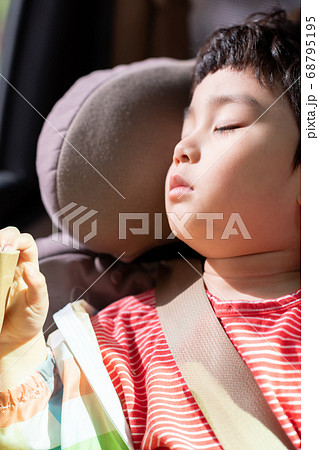 男の子 昼寝 睡眠 68795195